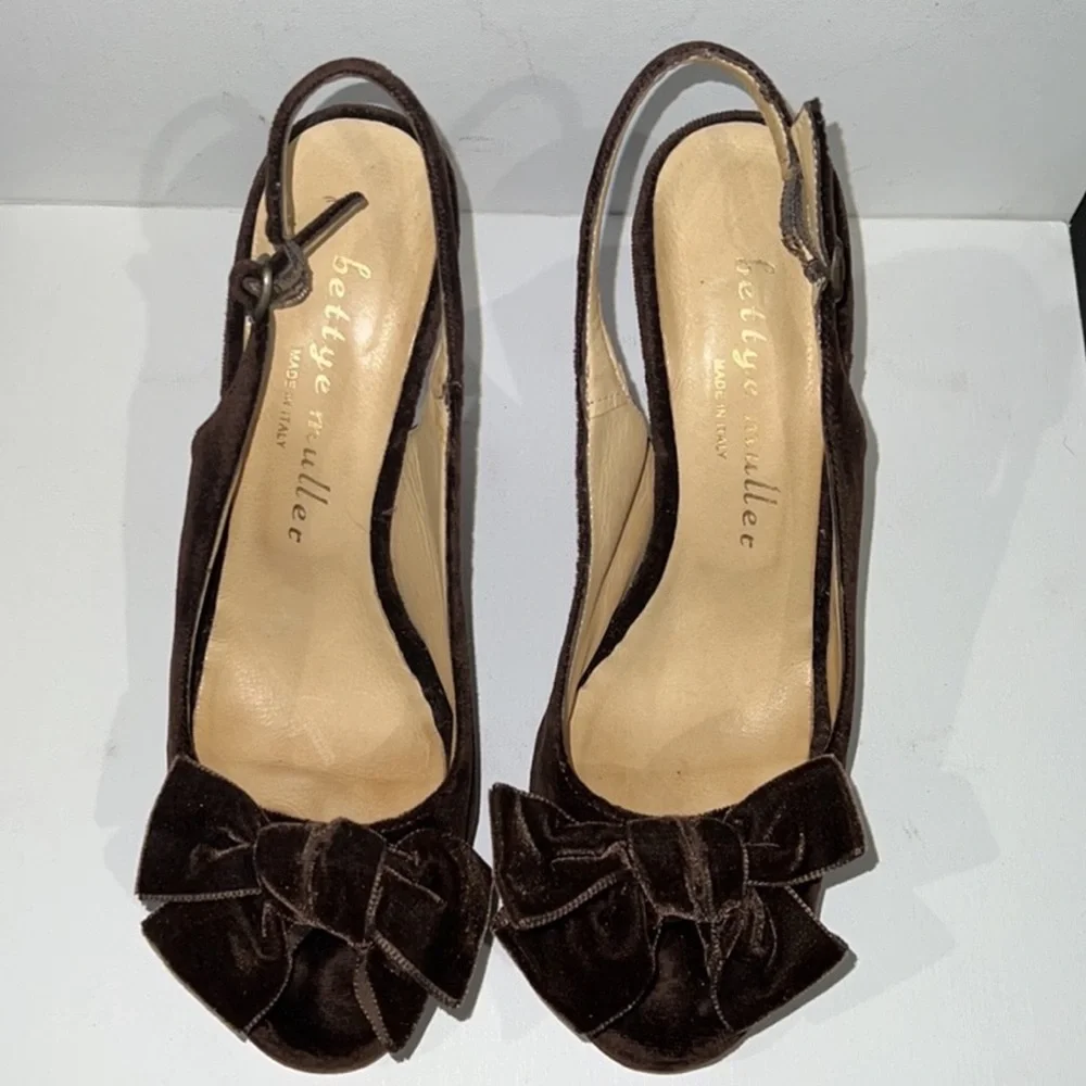 Authentic Bettye Muller designer brown velour bow pumps heels sz 8